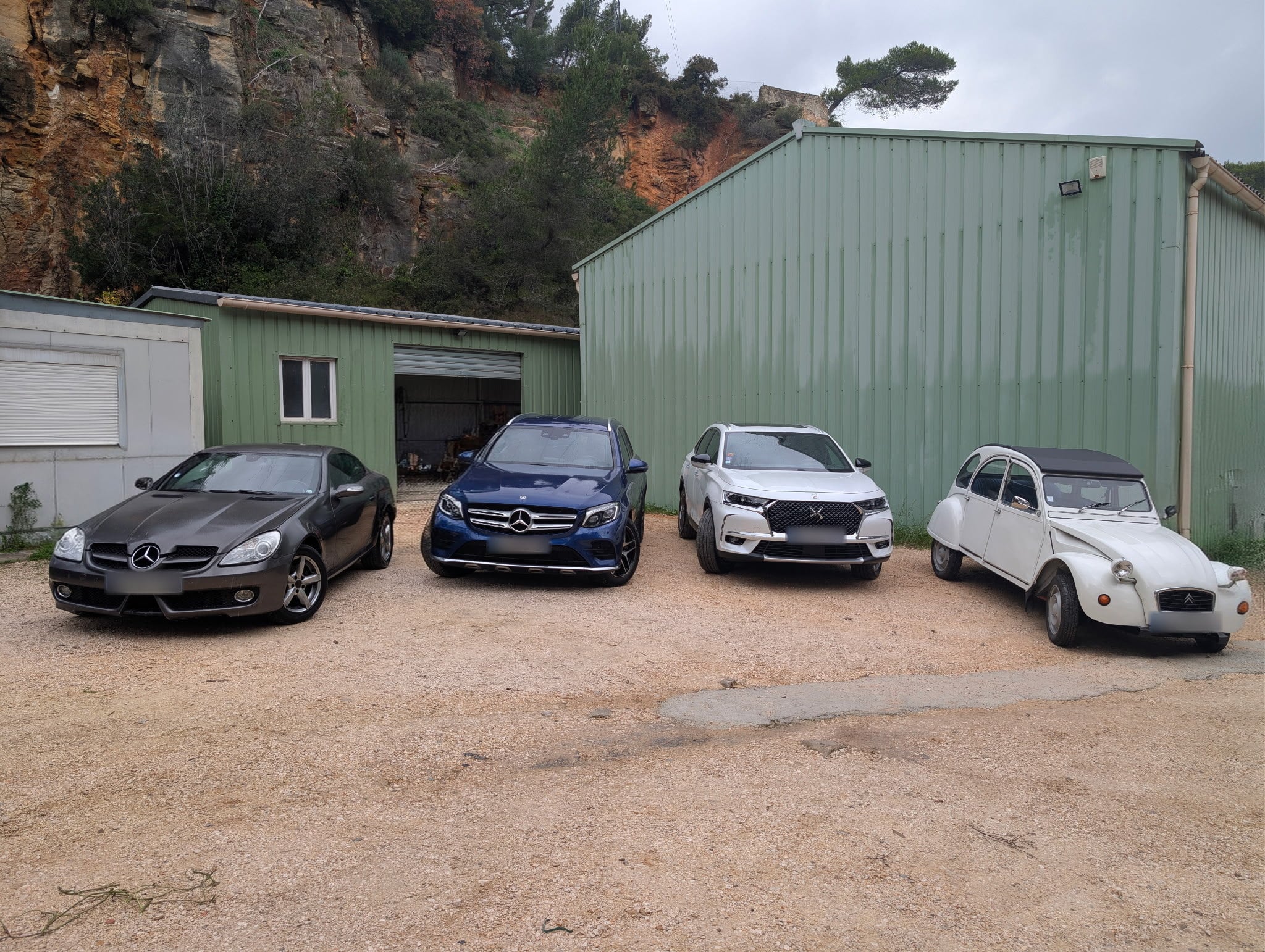 Véhicules alignés devant l'atelier Bioclean Automobiles — La Ciotat, au pied de la colline